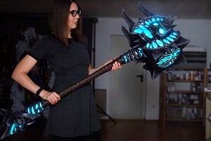 Recreación del martillo de Bolvar por KamuiCosplay