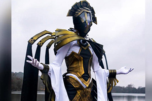 Cosplay de la Enjuiciadora por Tiffany Gordon Cosplay