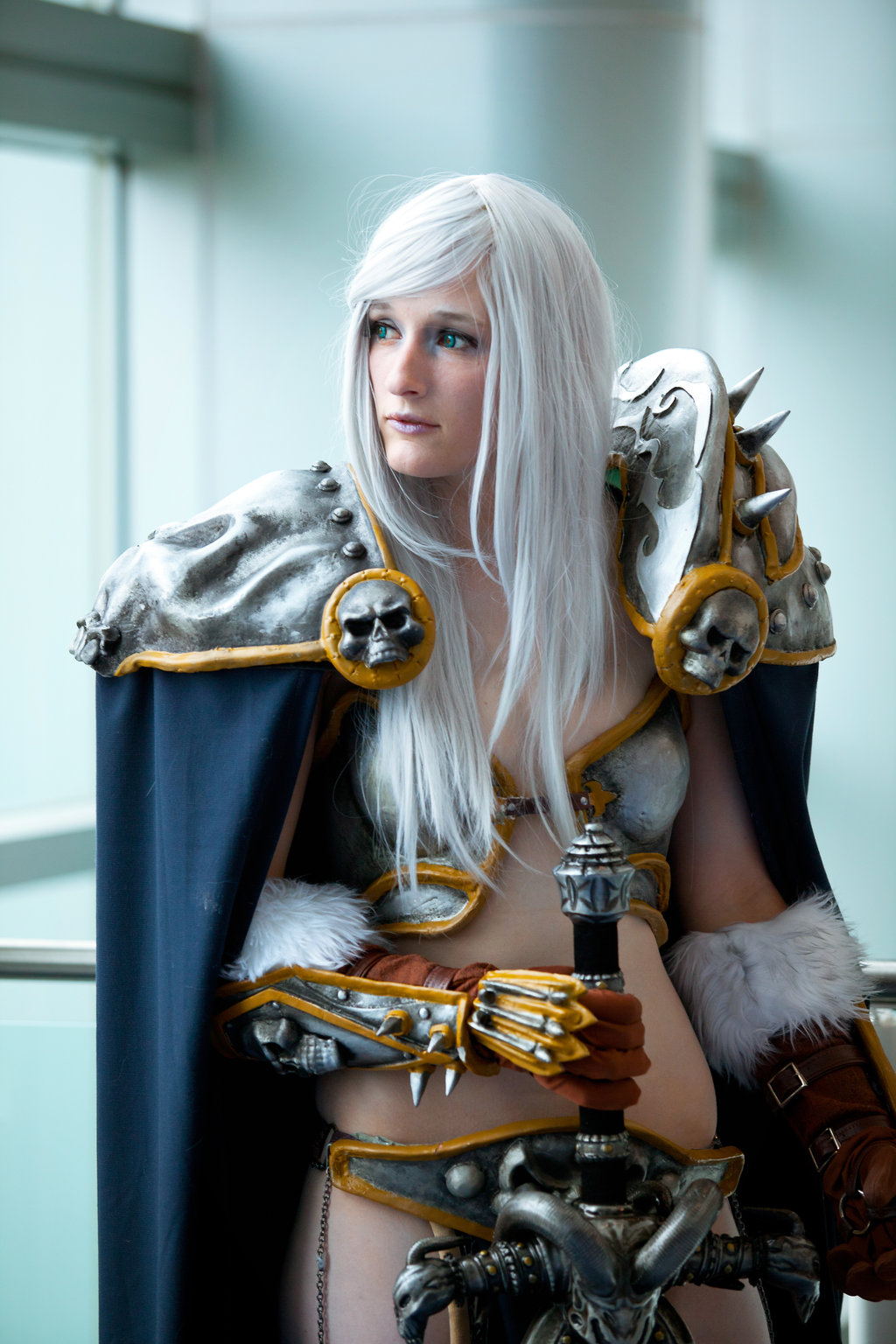 Cosplay femenino de Arthas, Rey Exánime por Vash Fanatic Cosplay femenino de Arthas, Rey Exánime por Vash Fanatic