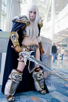 Cosplay femenino de Arthas, Rey Exánime por Vash Fanatic Cosplay femenino de Arthas, Rey Exánime por Vash Fanatic