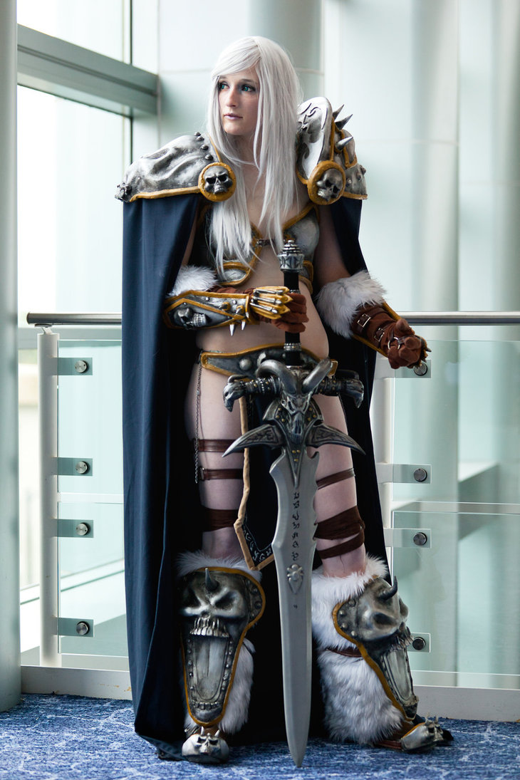 Cosplay femenino de Arthas, Rey Exánime por Vash Fanatic Cosplay femenino de Arthas, Rey Exánime por Vash Fanatic
