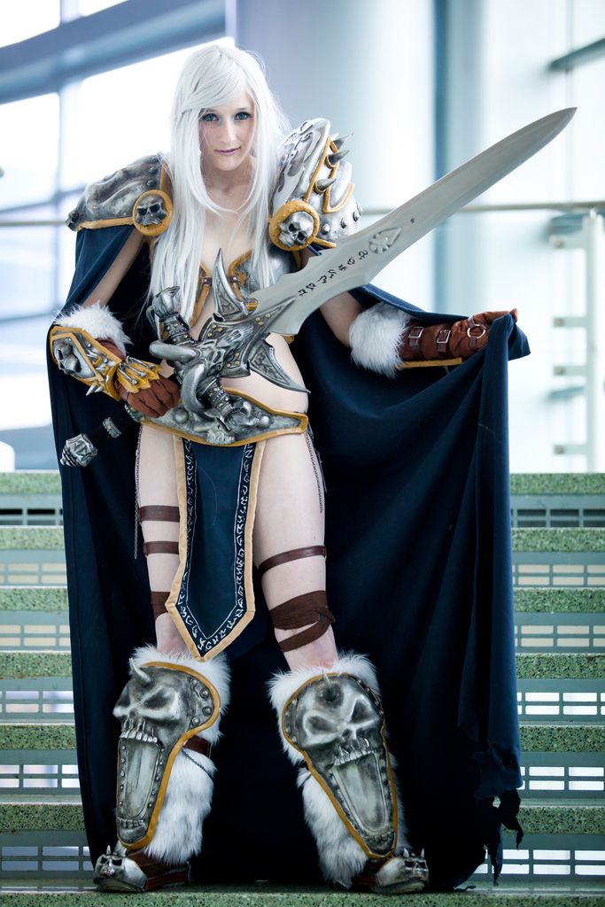 Cosplay femenino de Arthas, Rey Exánime por Vash Fanatic Cosplay femenino de Arthas, Rey Exánime por Vash Fanatic