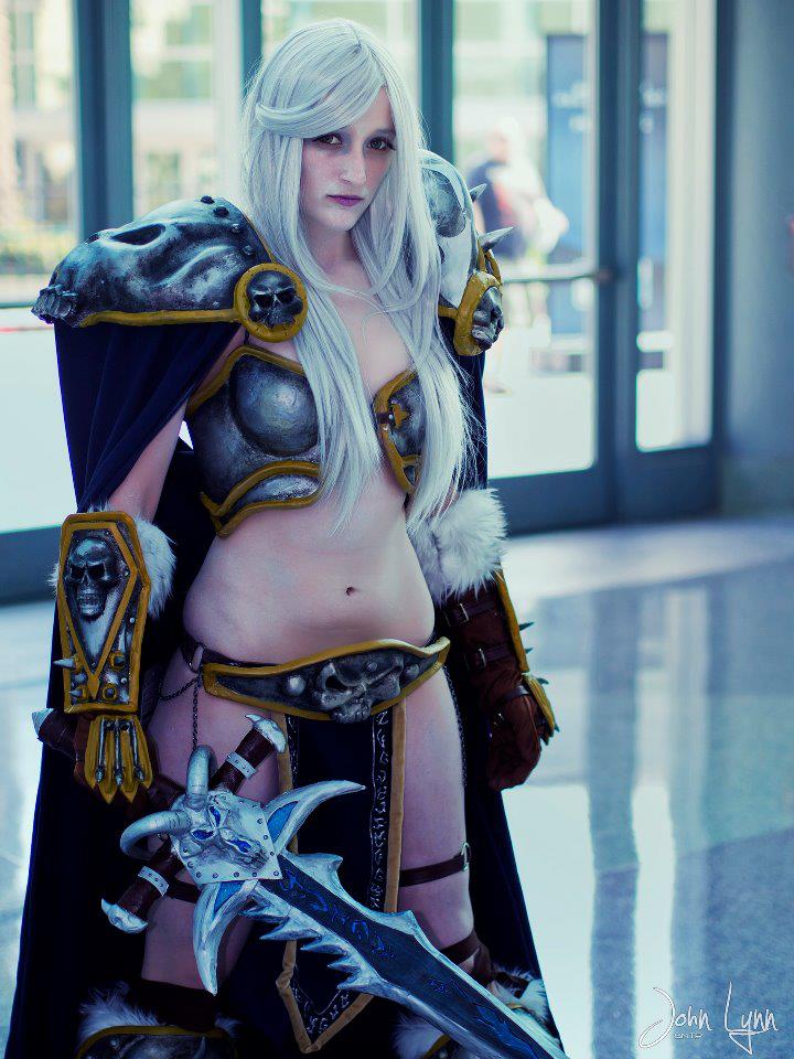 Cosplay femenino de Arthas, Rey Exánime por Vash Fanatic Cosplay femenino de Arthas, Rey Exánime por Vash Fanatic
