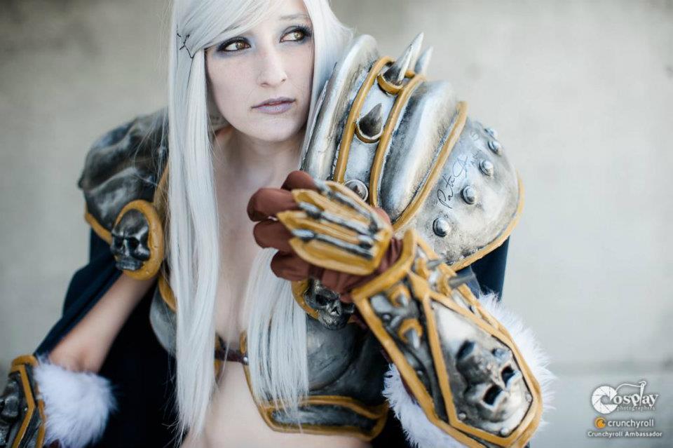 Cosplay femenino de Arthas, Rey Exánime por Vash Fanatic Cosplay femenino de Arthas, Rey Exánime por Vash Fanatic