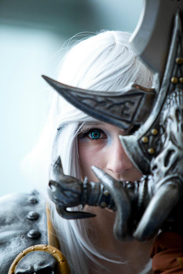 Cosplay femenino de Arthas, Rey Exánime por Vash Fanatic Cosplay femenino de Arthas, Rey Exánime por Vash Fanatic