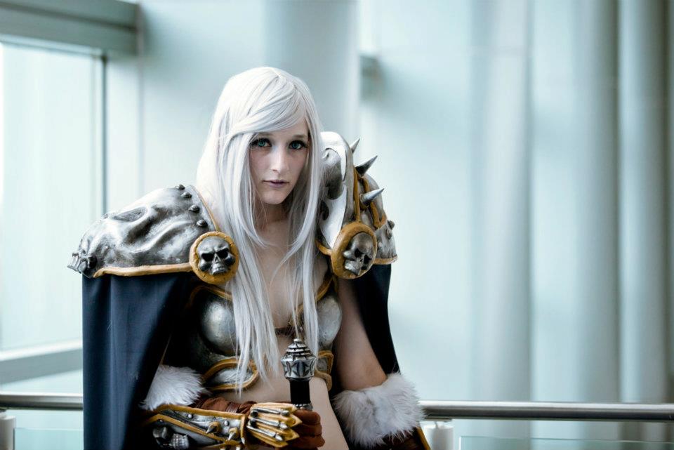 Cosplay femenino de Arthas, Rey Exánime por Vash Fanatic Cosplay femenino de Arthas, Rey Exánime por Vash Fanatic