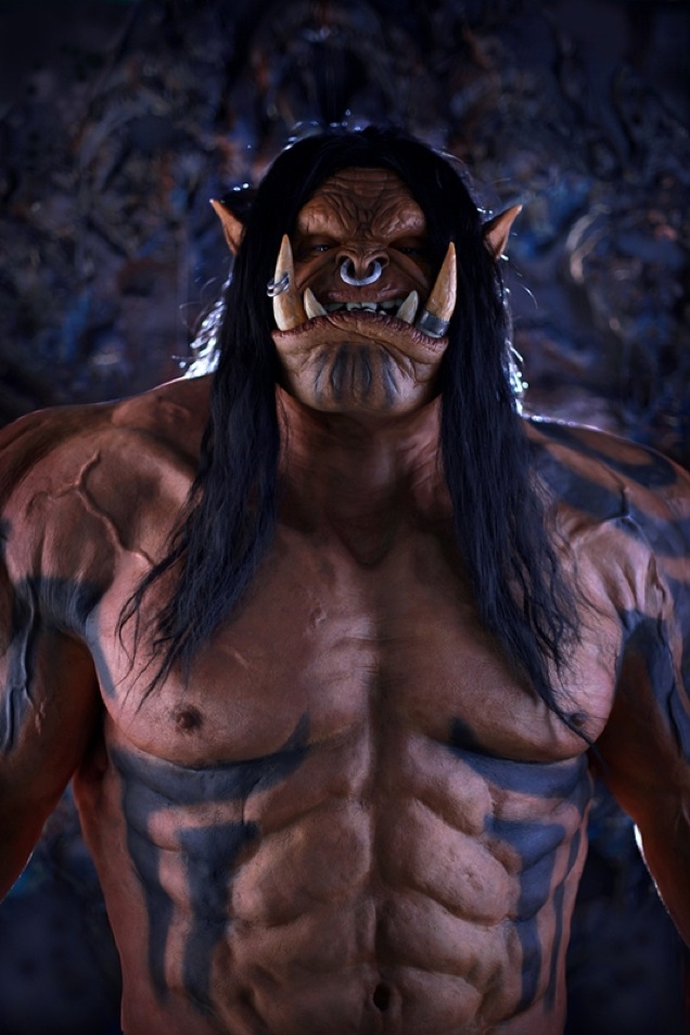 ¡No es una estatua! ¡Es un brutal cosplay de Grommash! ¡No es una estatua! ¡Es un brutal cosplay de Grommash!