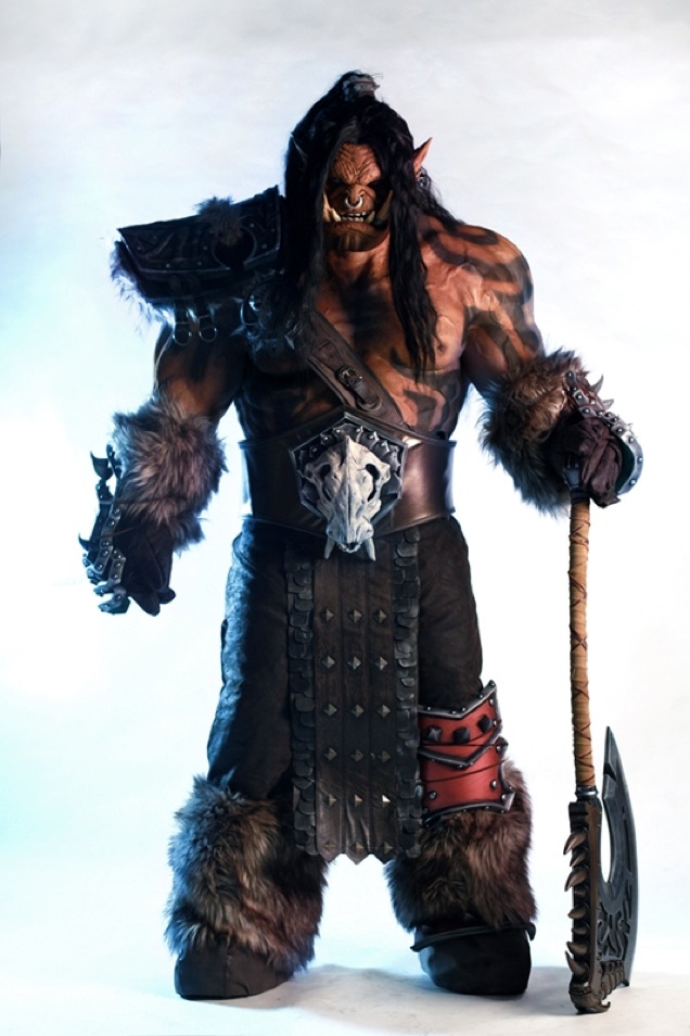 ¡No es una estatua! ¡Es un brutal cosplay de Grommash! ¡No es una estatua! ¡Es un brutal cosplay de Grommash!