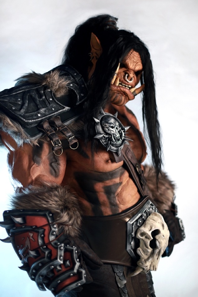 ¡No es una estatua! ¡Es un brutal cosplay de Grommash! ¡No es una estatua! ¡Es un brutal cosplay de Grommash!