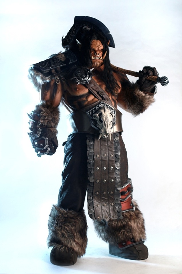 ¡No es una estatua! ¡Es un brutal cosplay de Grommash! ¡No es una estatua! ¡Es un brutal cosplay de Grommash!