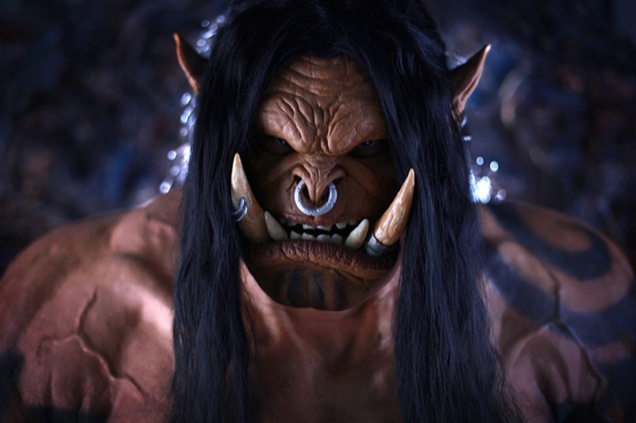 ¡No es una estatua! ¡Es un brutal cosplay de Grommash! ¡No es una estatua! ¡Es un brutal cosplay de Grommash!