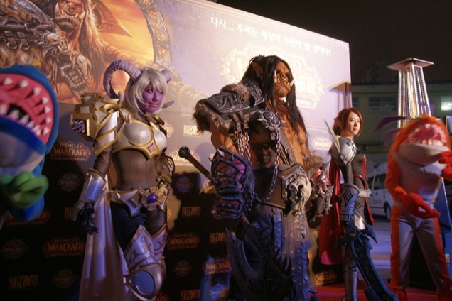 ¡No es una estatua! ¡Es un brutal cosplay de Grommash! ¡No es una estatua! ¡Es un brutal cosplay de Grommash!