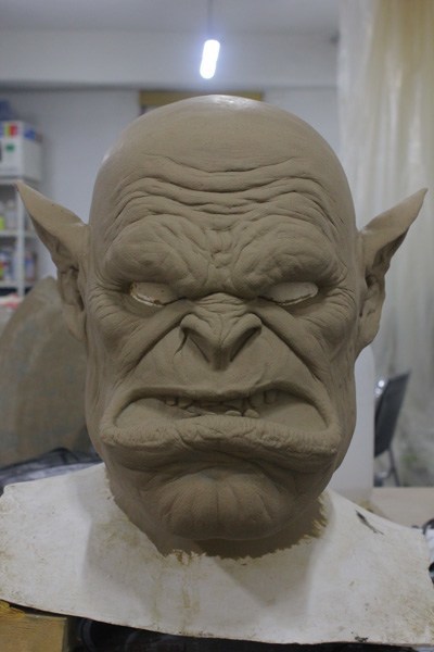 ¡No es una estatua! ¡Es un brutal cosplay de Grommash! ¡No es una estatua! ¡Es un brutal cosplay de Grommash!