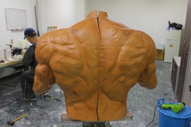 ¡No es una estatua! ¡Es un brutal cosplay de Grommash! ¡No es una estatua! ¡Es un brutal cosplay de Grommash!