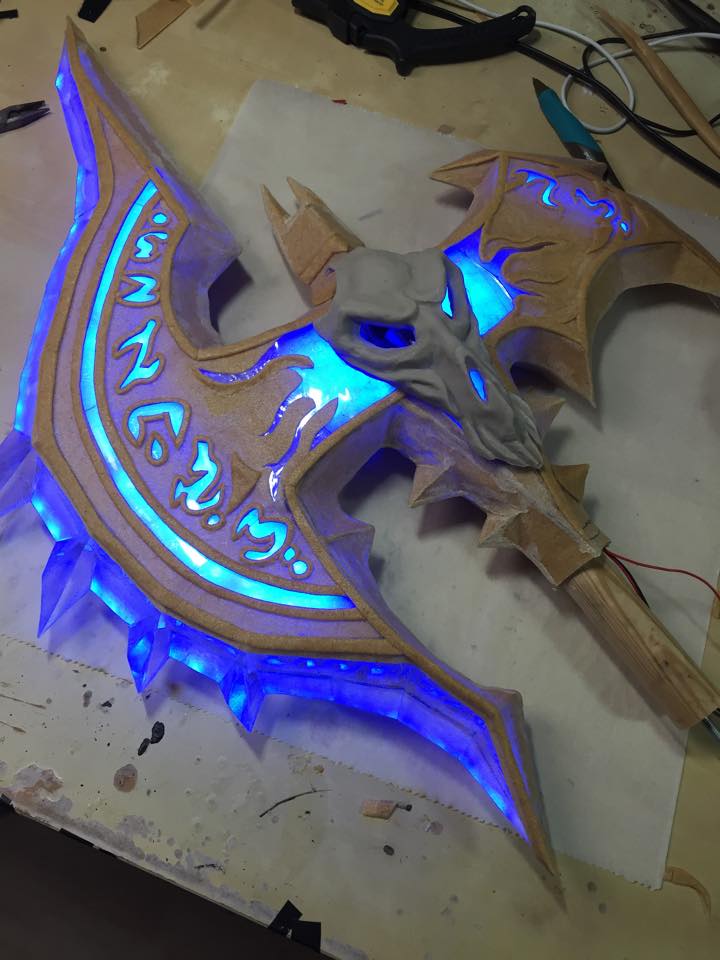 Prop de Shadowmourne con luces por la cosplayer Kamui Prop de Shadowmourne con luces por la cosplayer Kamui