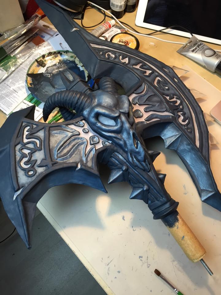 Prop de Shadowmourne con luces por la cosplayer Kamui Prop de Shadowmourne con luces por la cosplayer Kamui